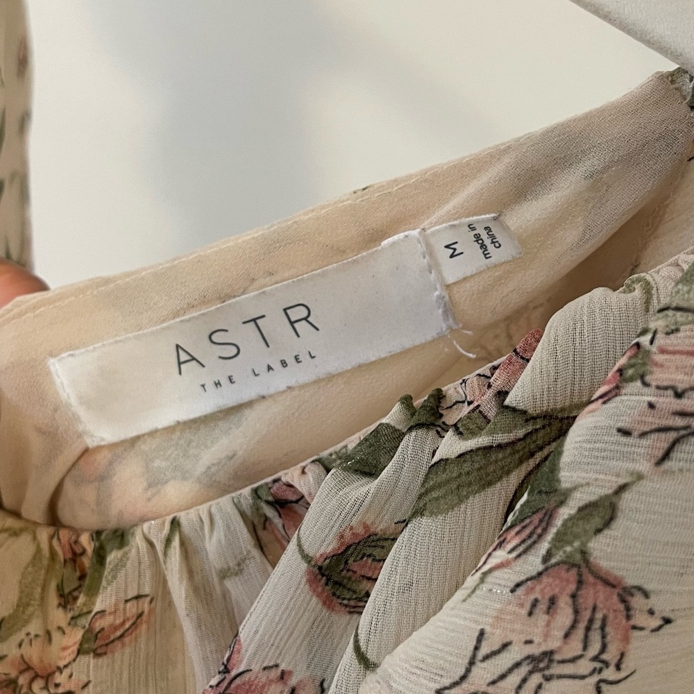 ASTR THE LABEL size M floral dress. Has small slit by leg. - Picture 3 of 5